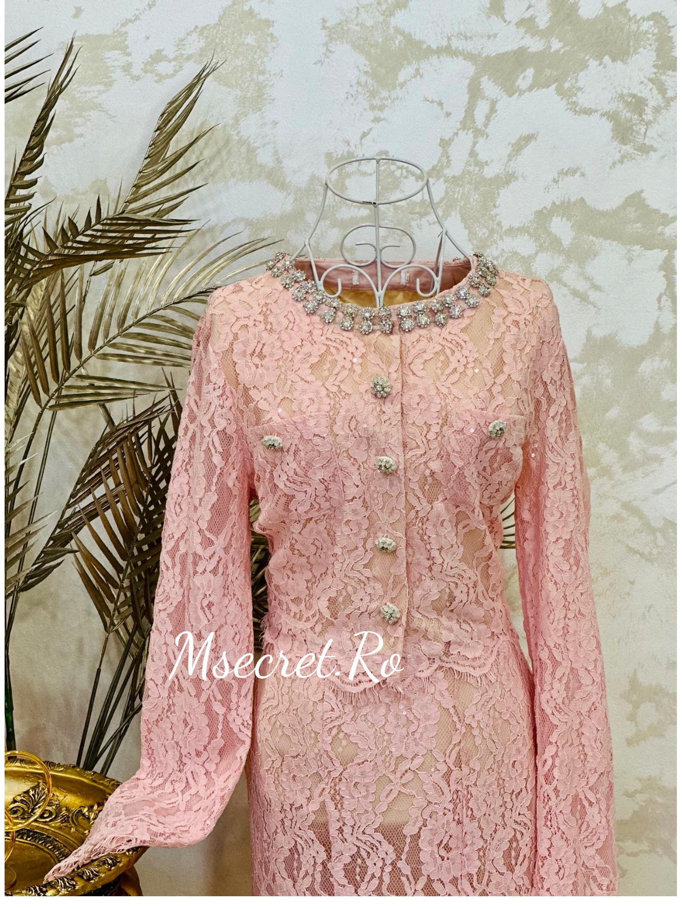 Compleu roz din dantelă cu nasturi bijuterie