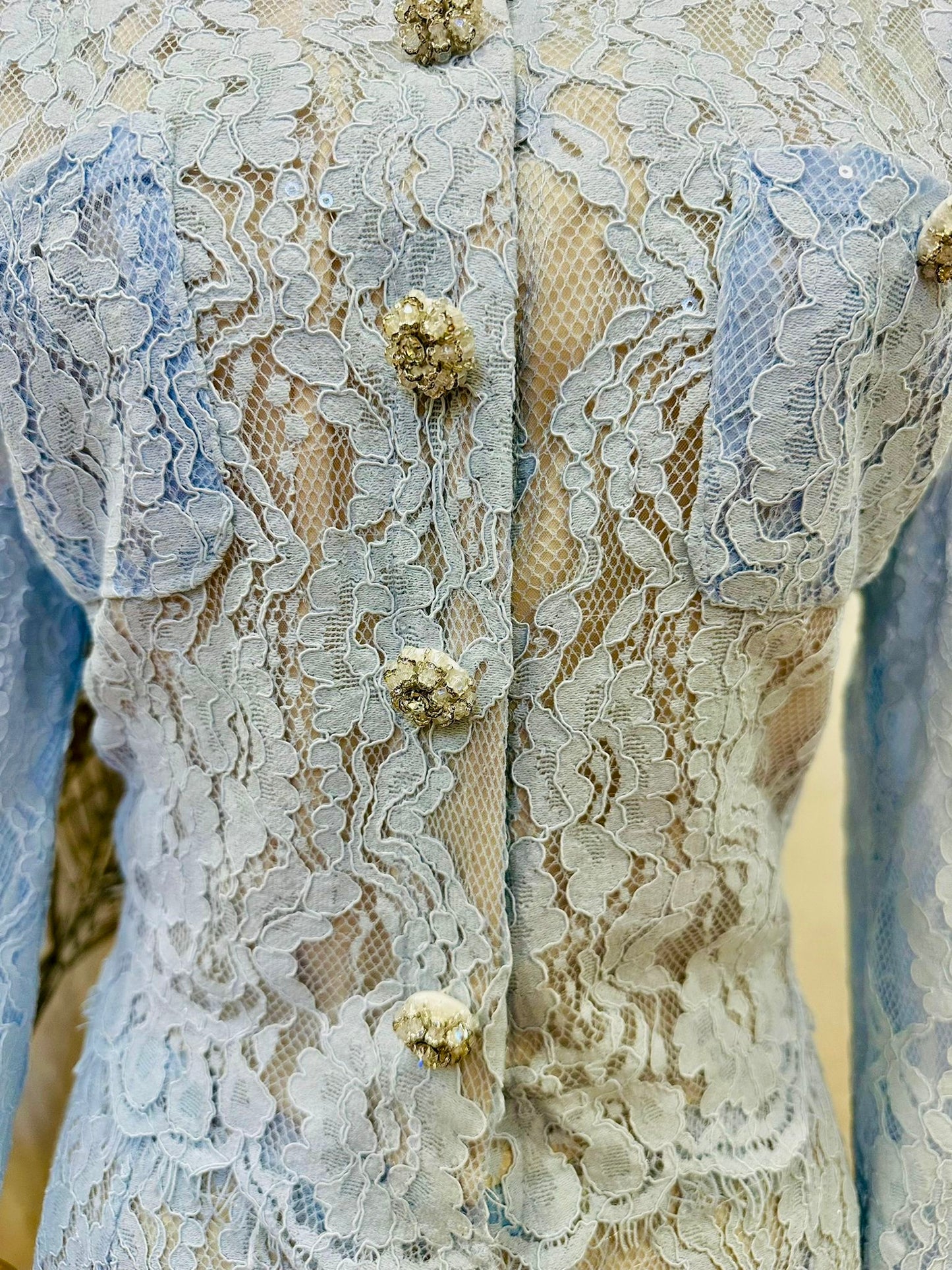 Compleu blue din dantelă cu nasturi bijuterie