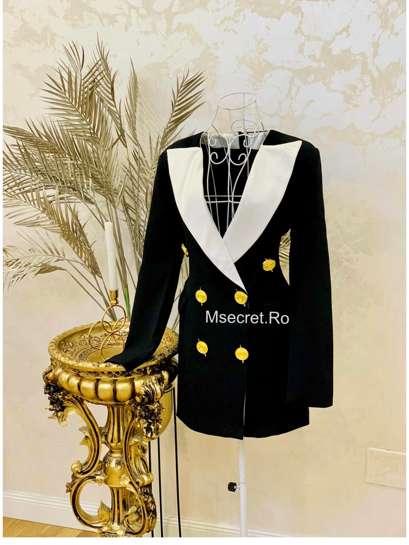 Rochie scurta neagra cu detalii aurii