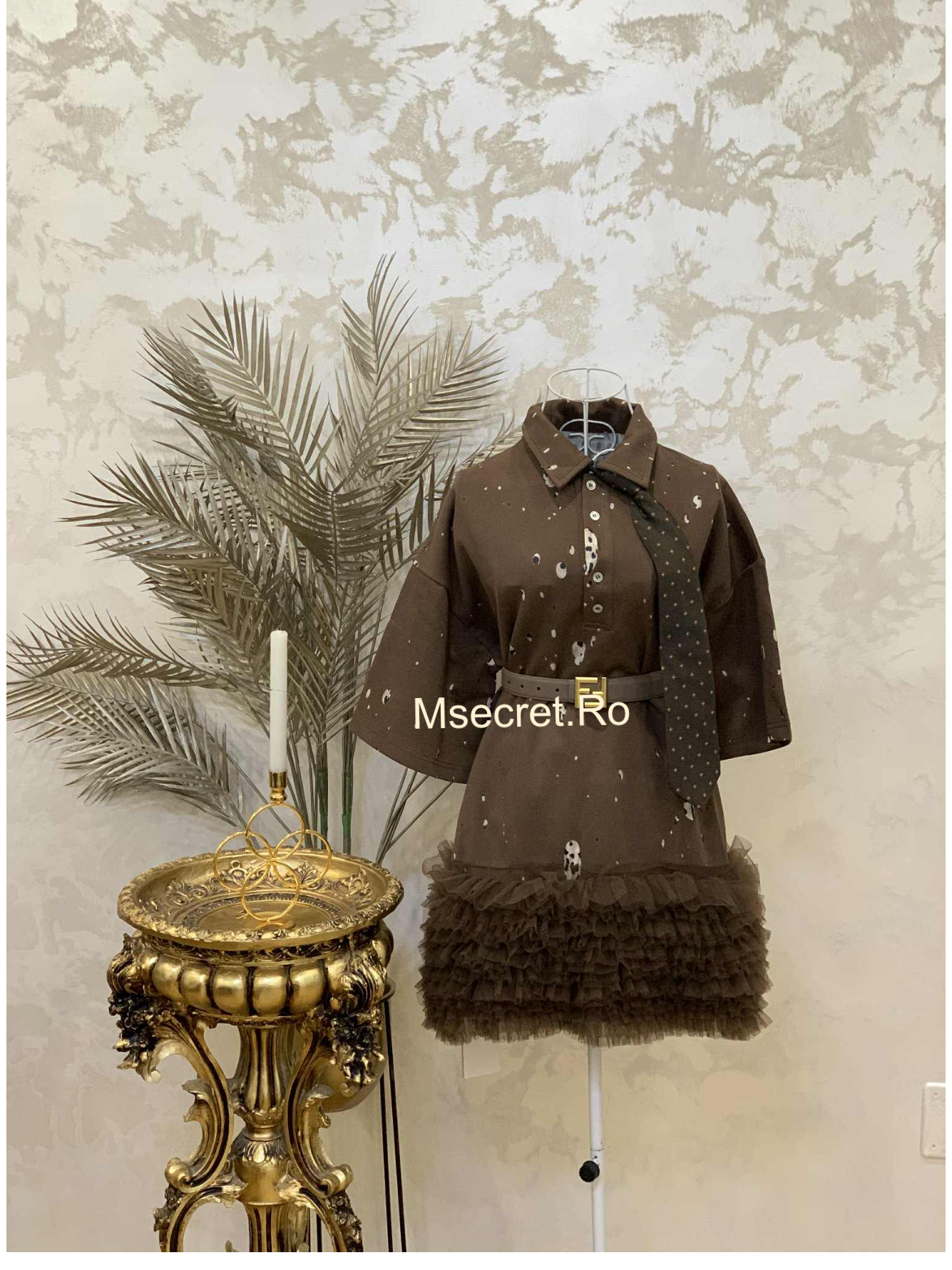 Rochie maro din bumbac cu cravata și fusta din volane de tulle