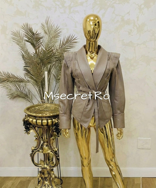 Geaca bej din piele cu umeri accentuati