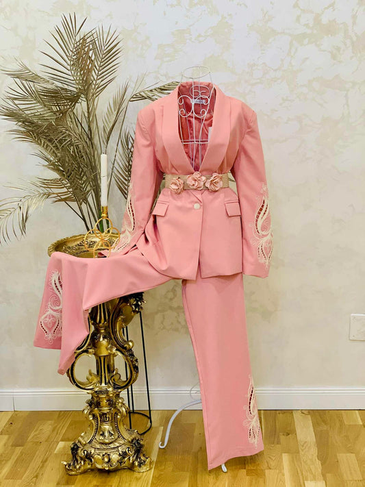 Costum elegant roz cu broderie albă și cordon
