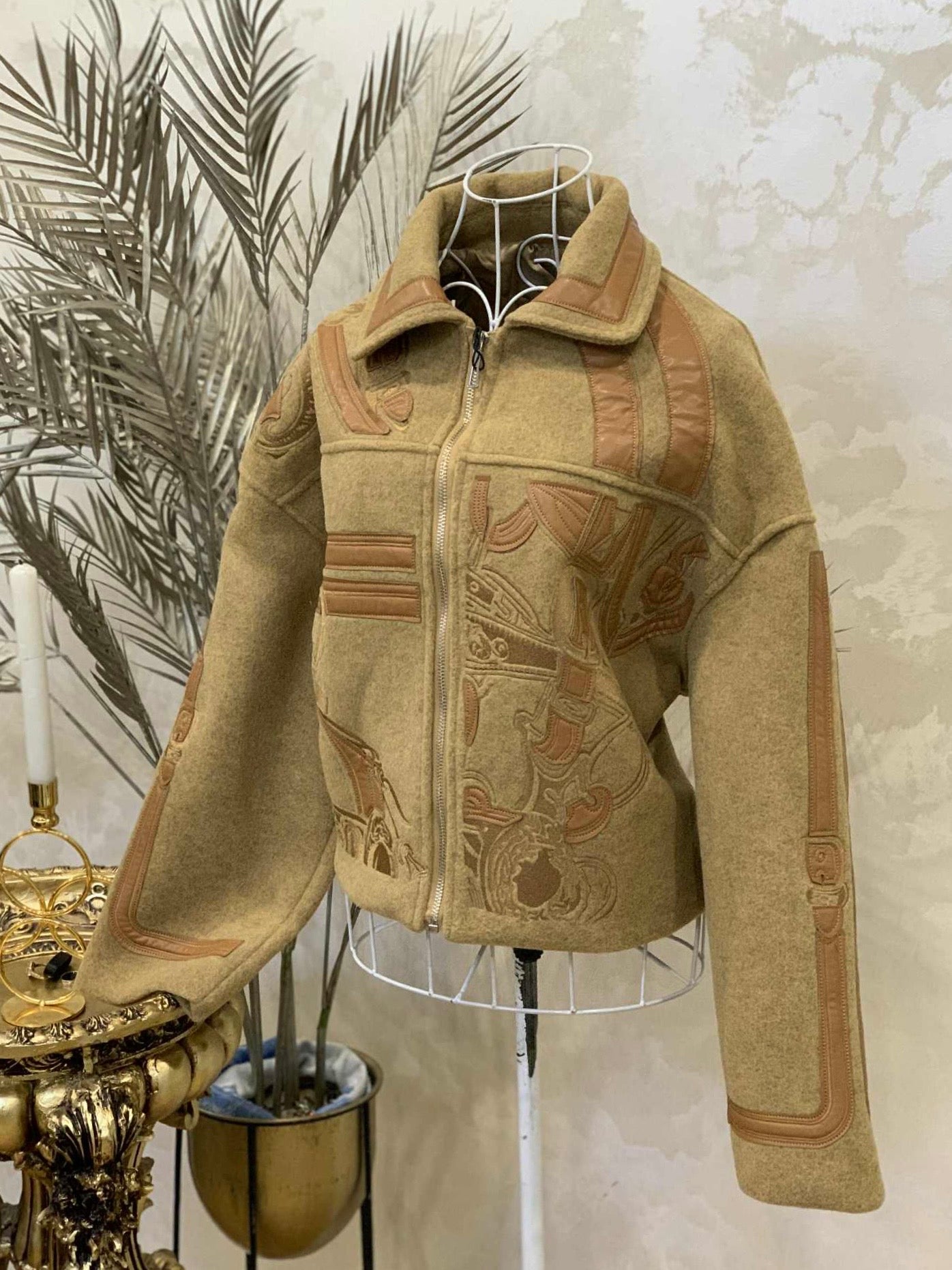 Haina din casmir cu aplicatii din piele