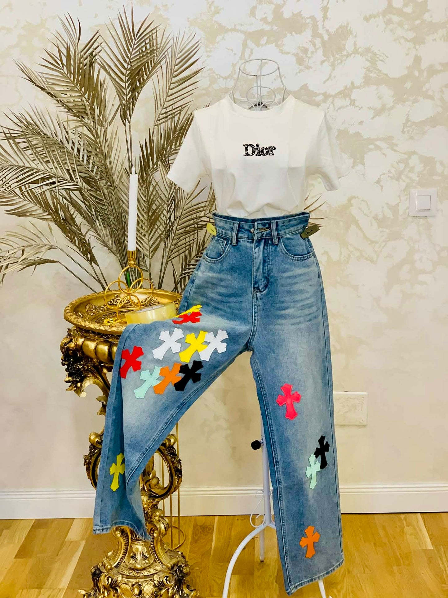 Blugi cu aplicatii colorate