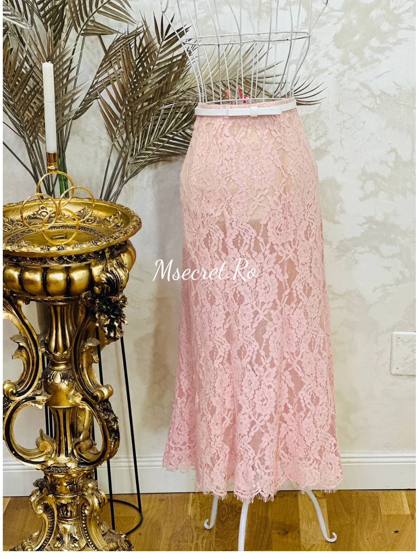 Compleu roz din dantelă cu nasturi bijuterie