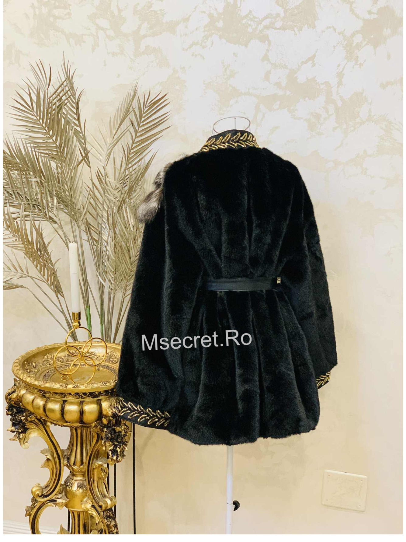 Haina de blana de vulpe cu motive traditionale