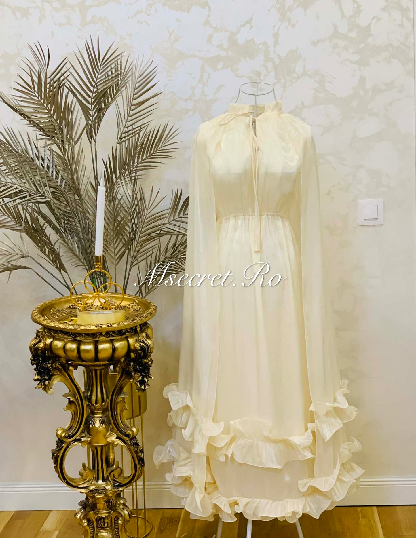 Rochie crem cu volane si maneci lungi