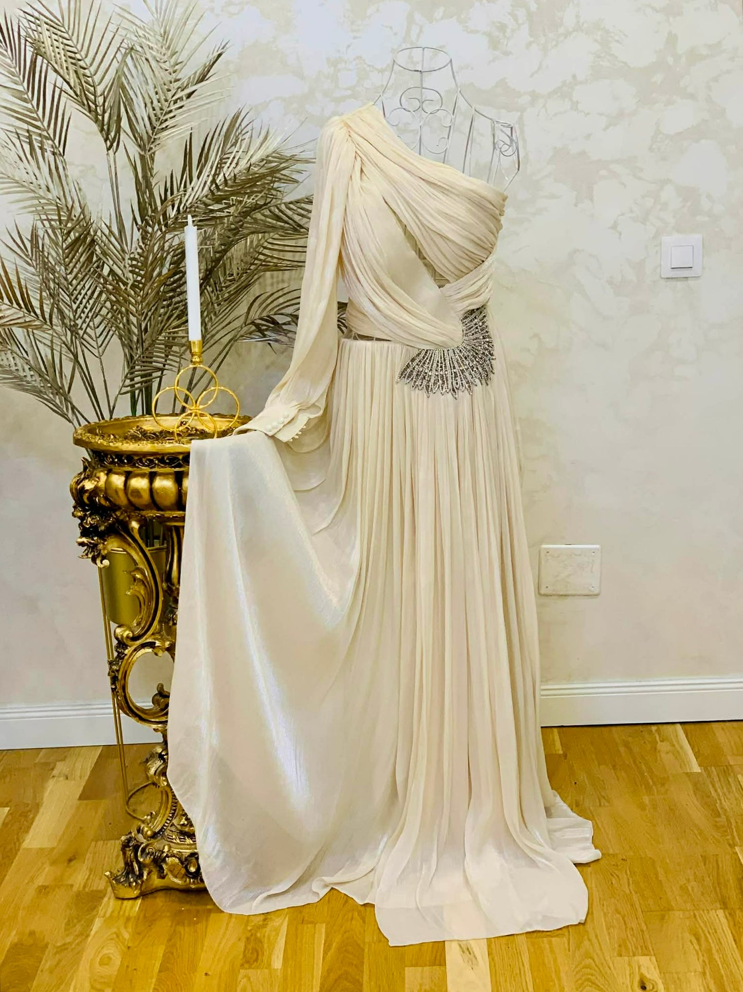 Rochie lunga crem pudrat din voal plisat