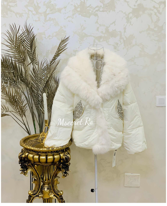 Geaca crem cu blana si pietre