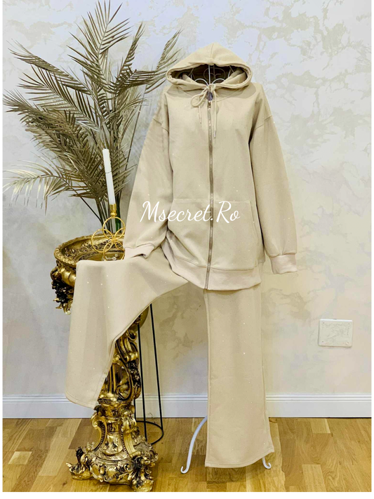 Compleu bej cu hanorac si pietre