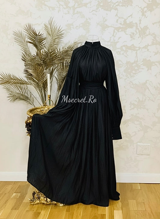 Rochie neagra lunga satinat cu guler înalt și mâneci ample