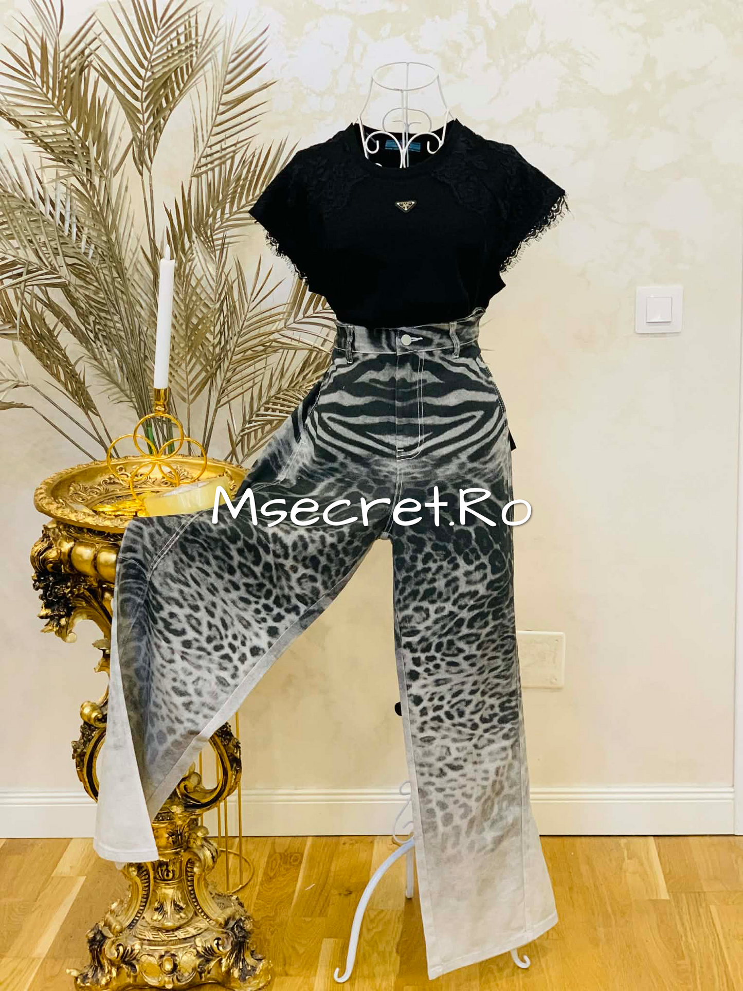 Long jeans with animal print
