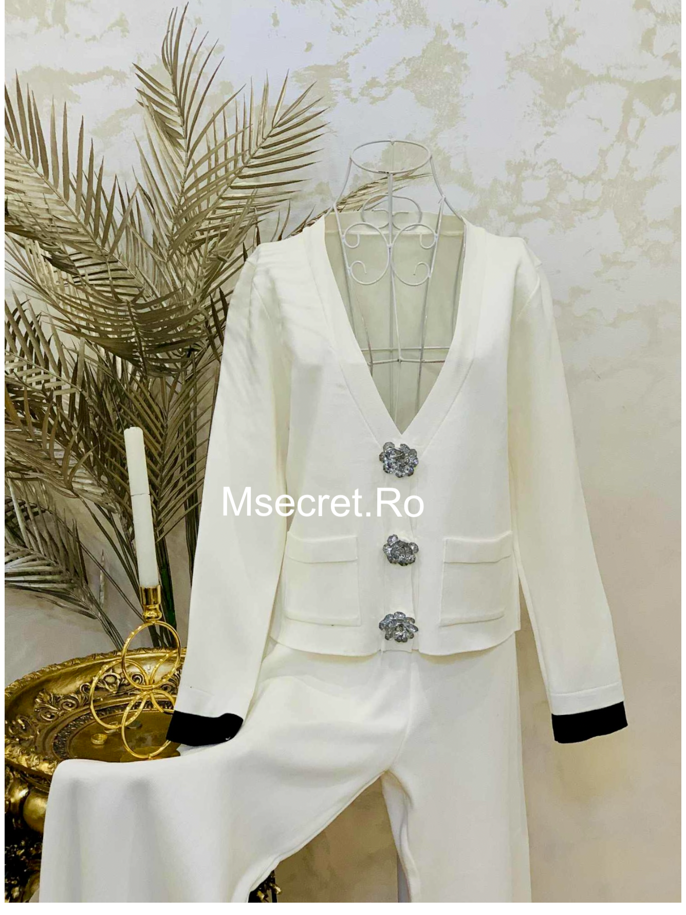 Compleu alb cu pulover si pantaloni lungi din tricot