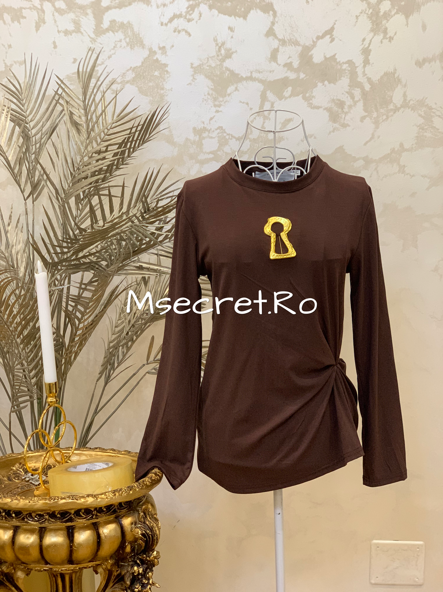 Bluza maro cu accesoriu auriu