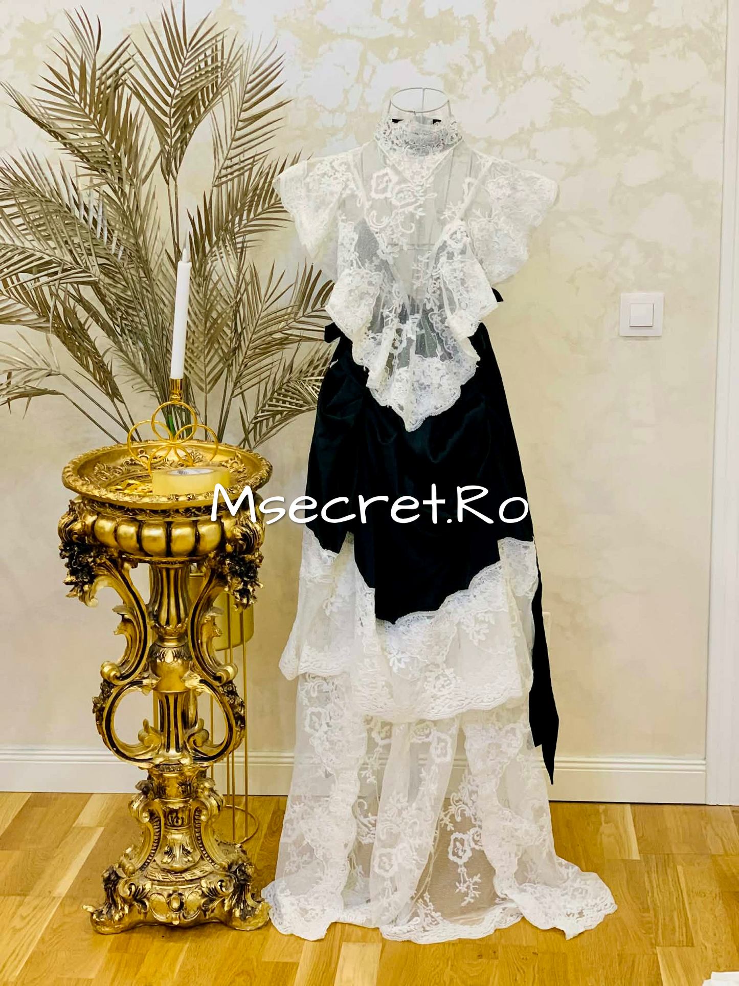 Compleu din dantela cu fusta si top