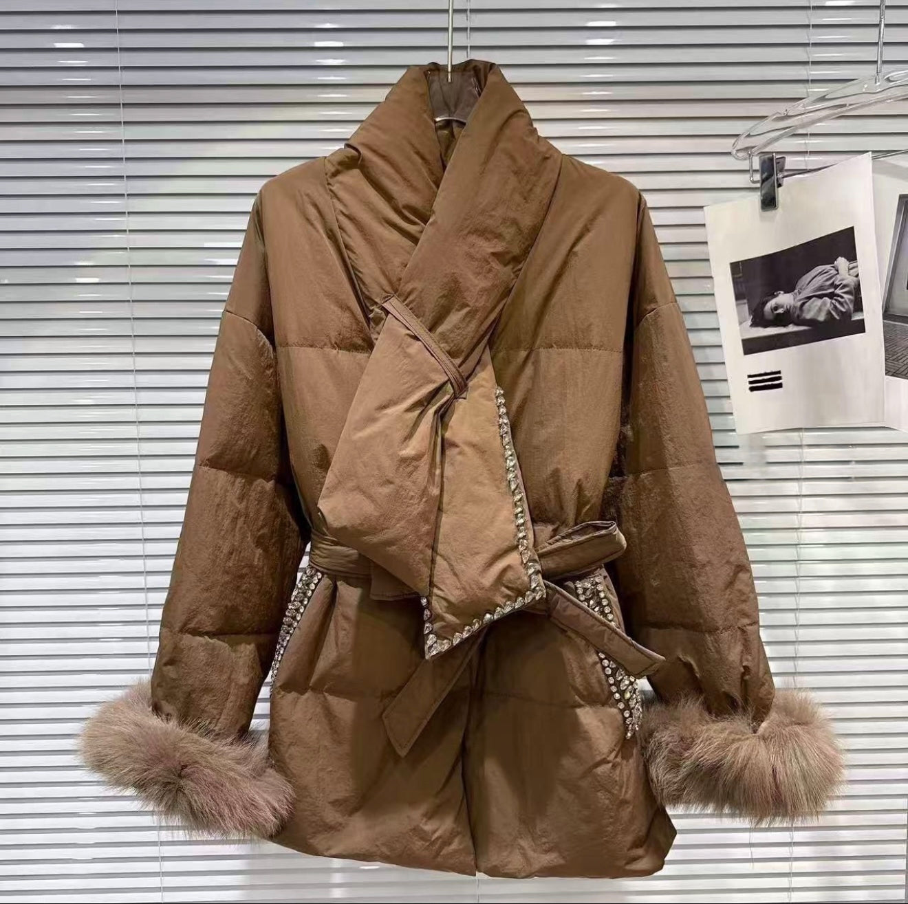 Geaca impermeabilă anti-vânt, umplută cu puf