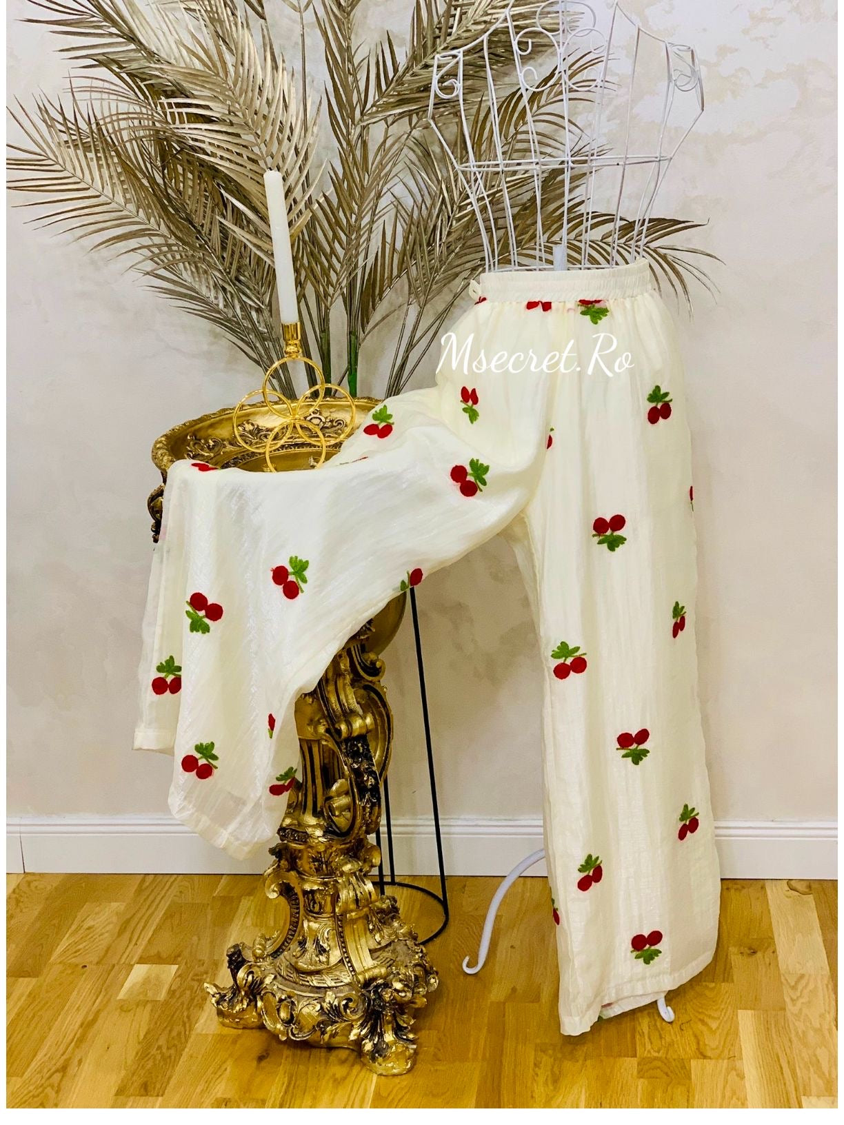 Compleu din matase cu broderie si cirese