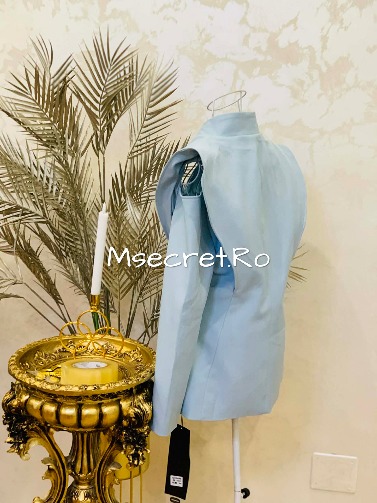 Elegant blue blazer with structured shoulders