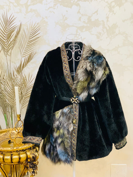 Haina de blana de vulpe cu motive traditionale