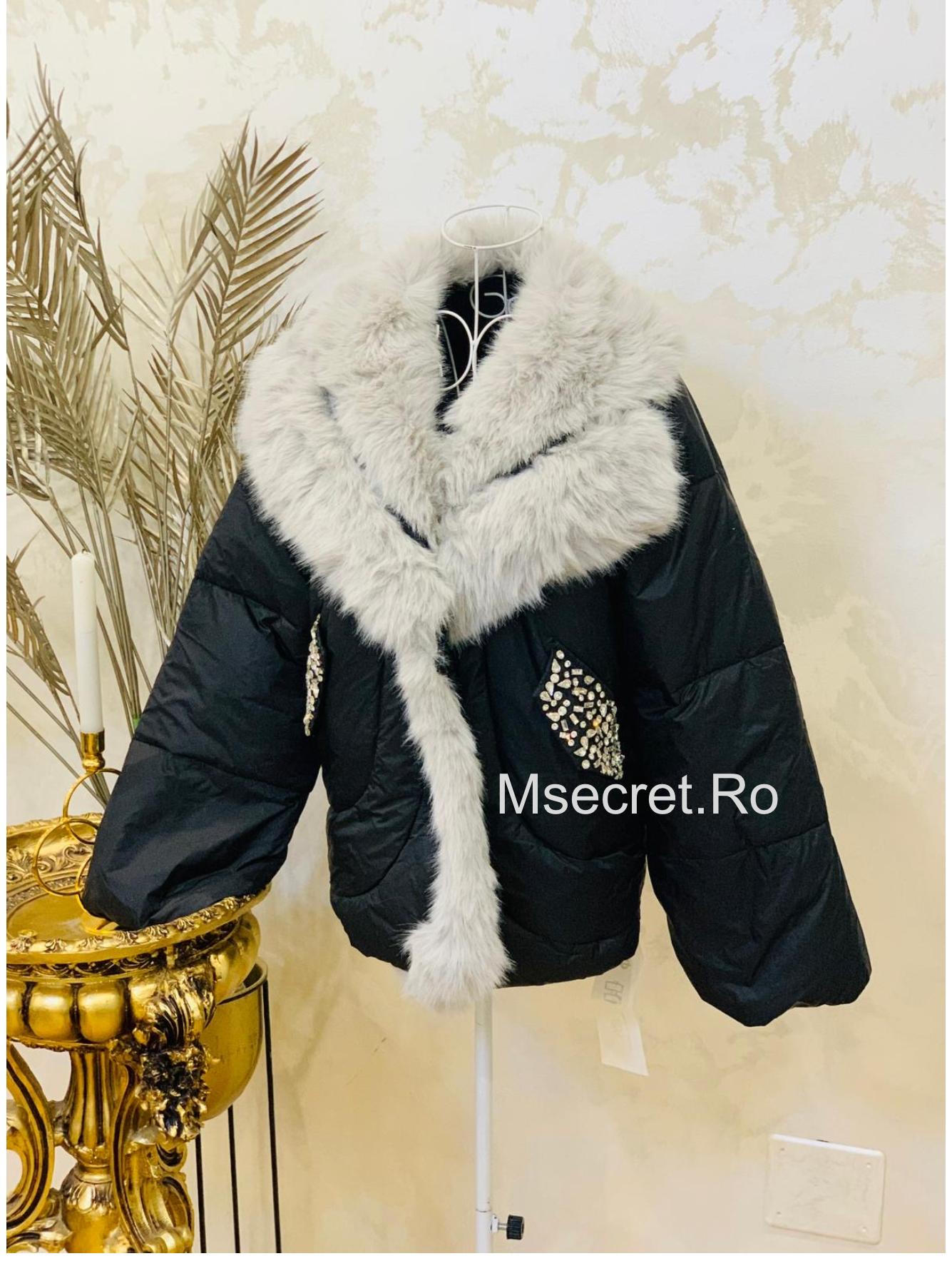 Geaca neagra cu blana si pietre