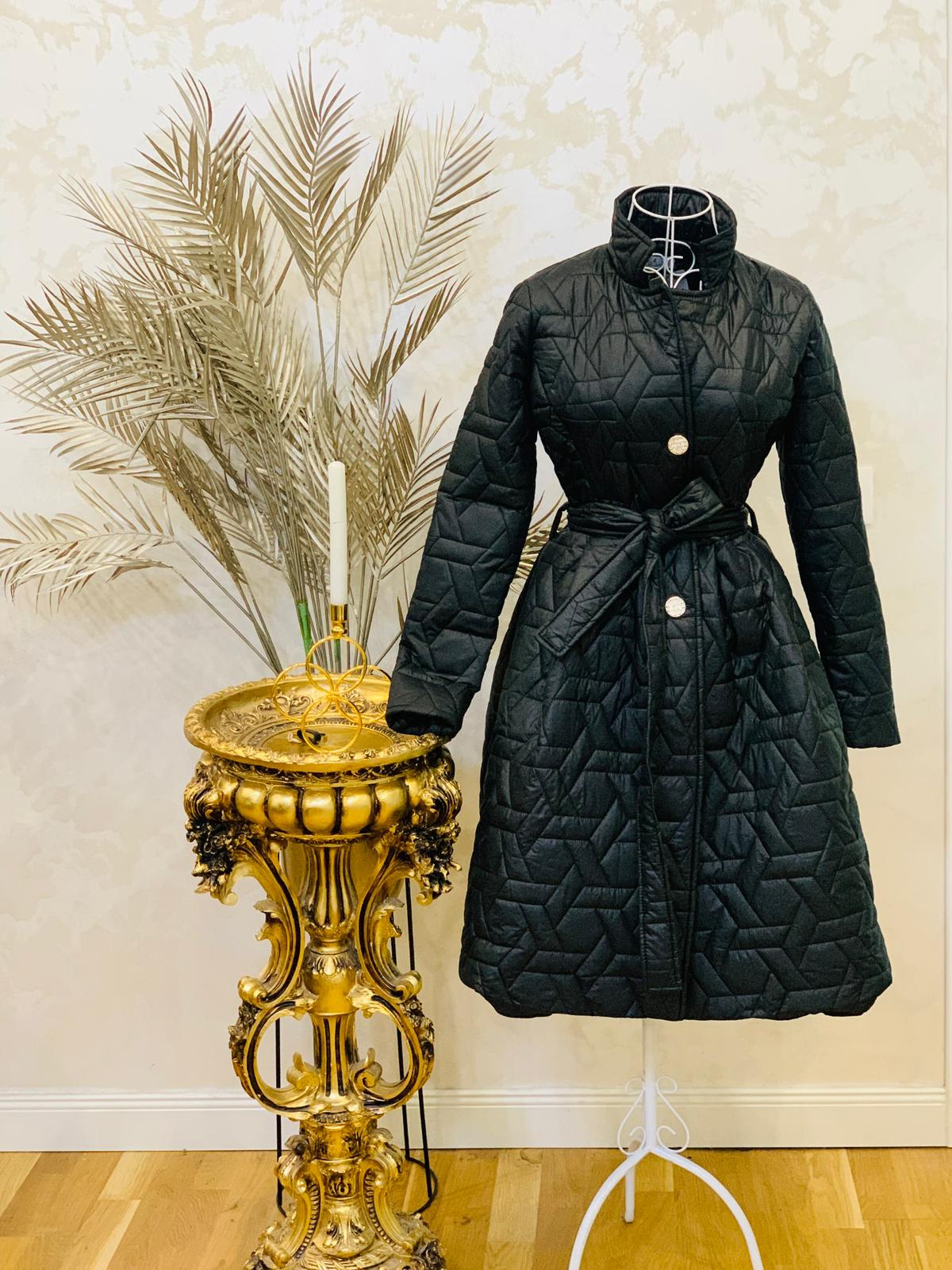 Geaca neagra matlasata cu cordon in talie