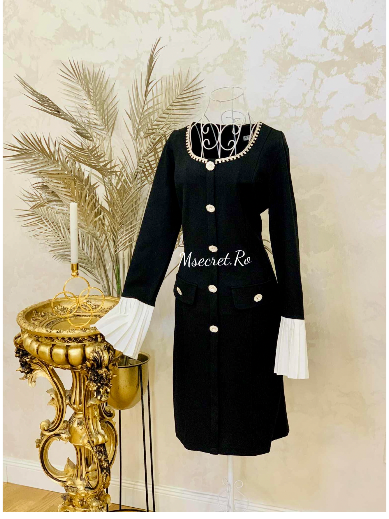 Rochie neagra elegantă cu nasturi bijuterie și manșete plisate