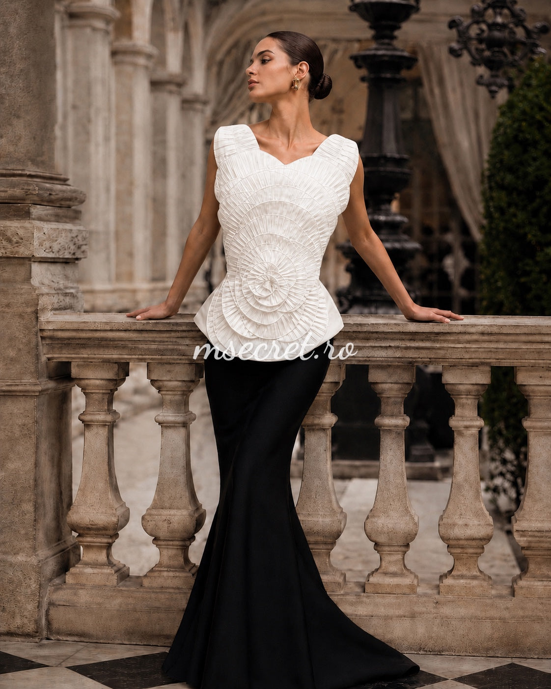 Elegant white top with 3D flower and pleats – sophisticated occasion corset