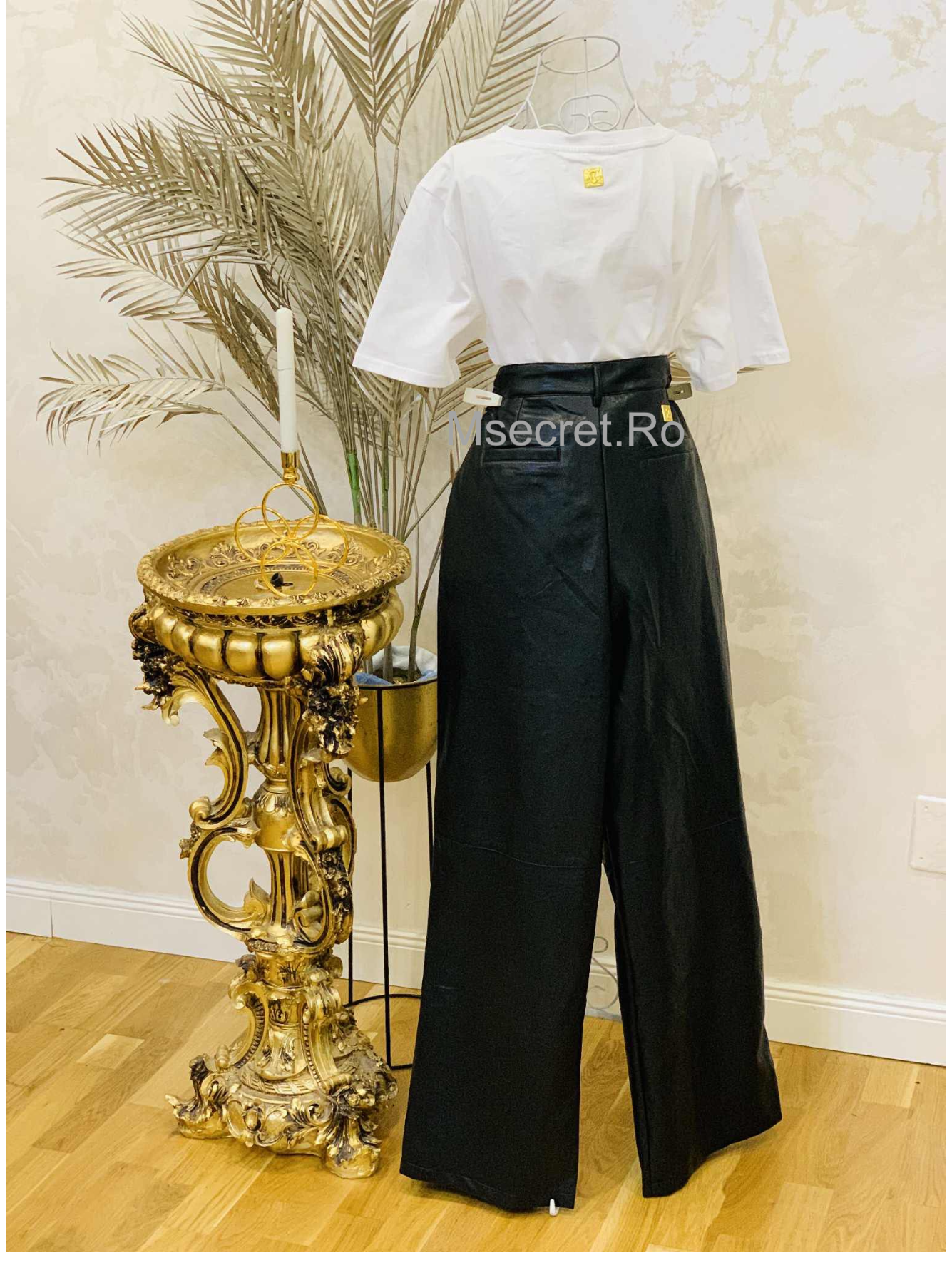 Pantaloni negri din piele