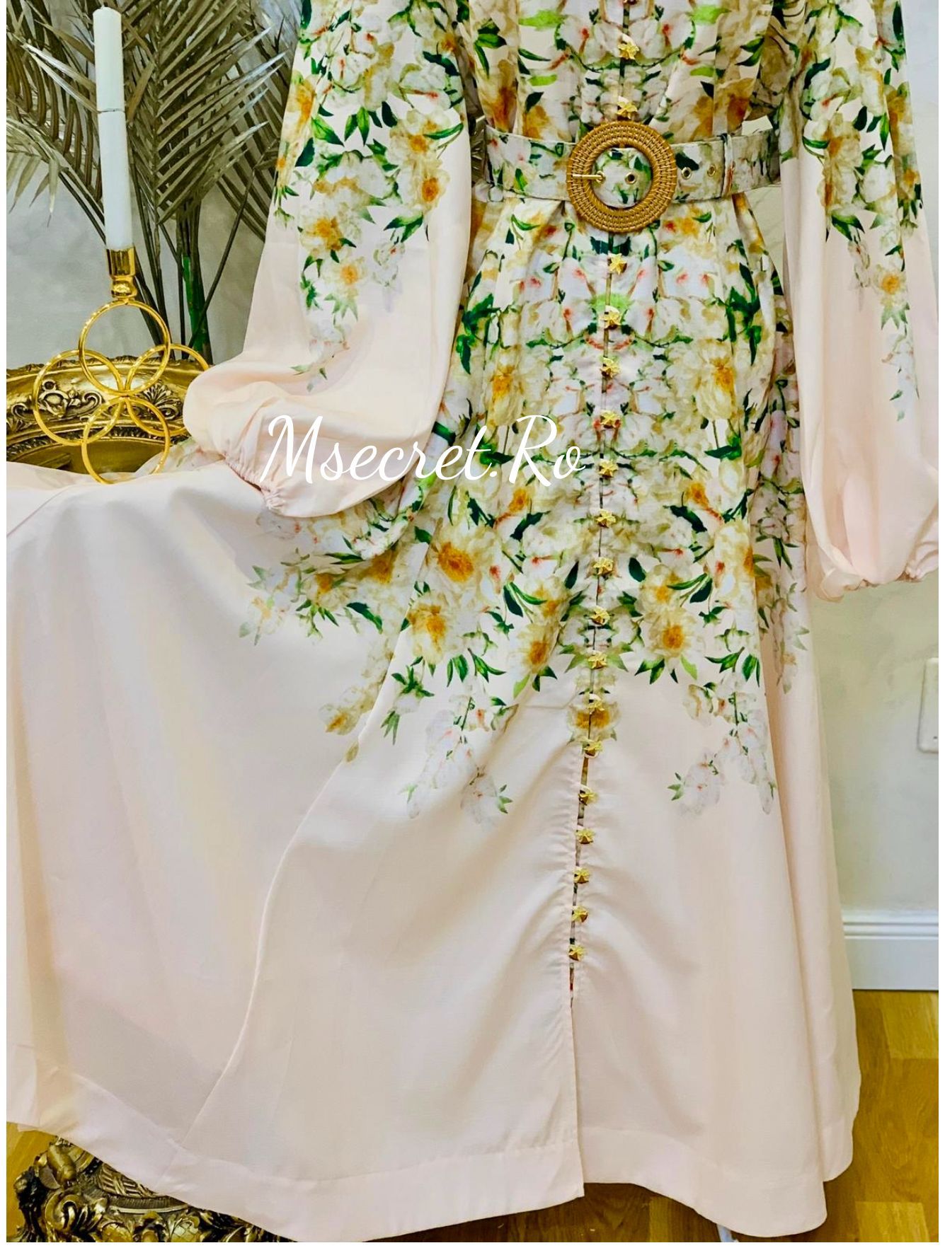 Rochie lunga pastel cu imprimeu floral și nasturi decorativi