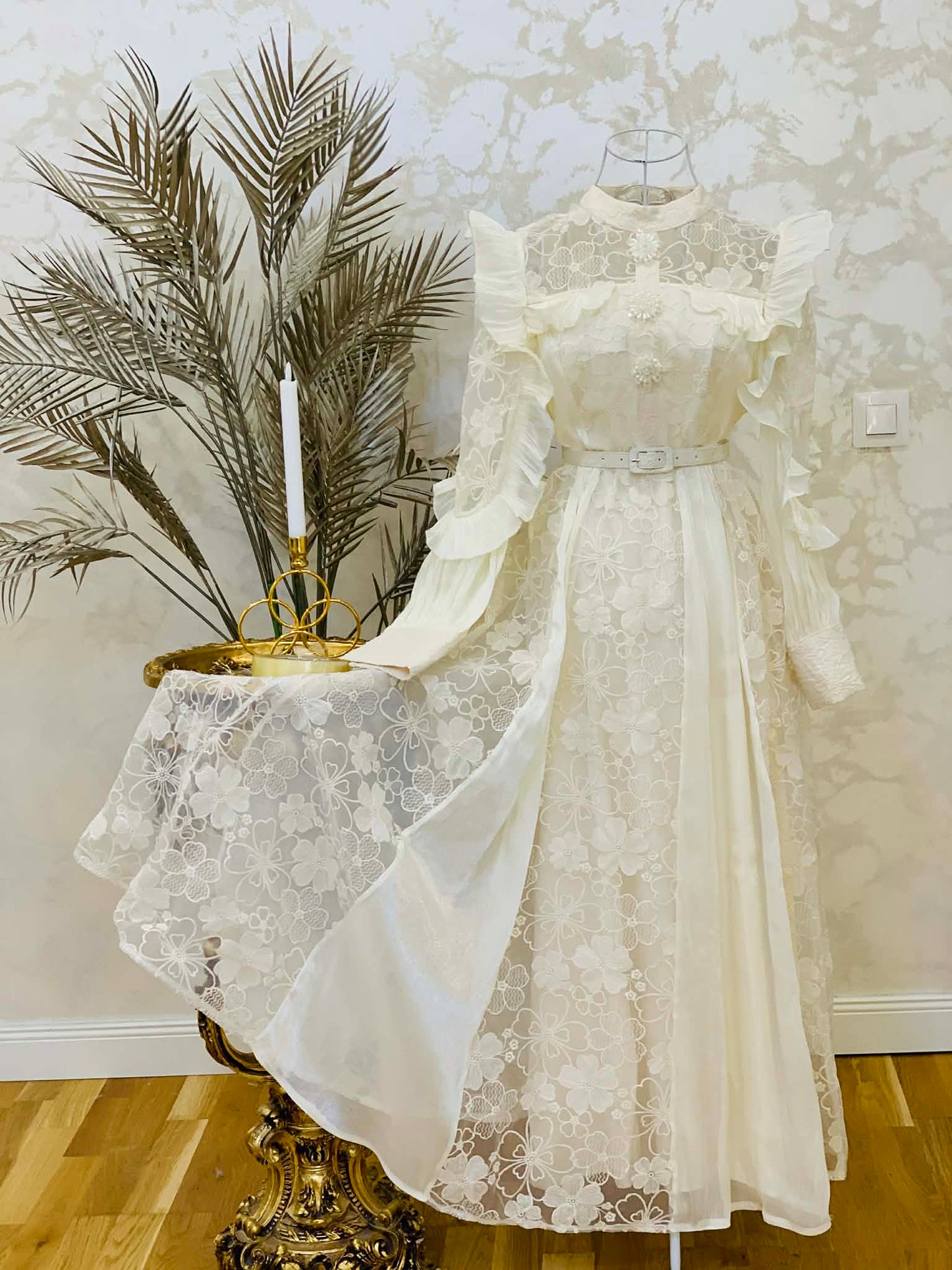 Rochie lungă elegantă ivory din dantelă cu volane