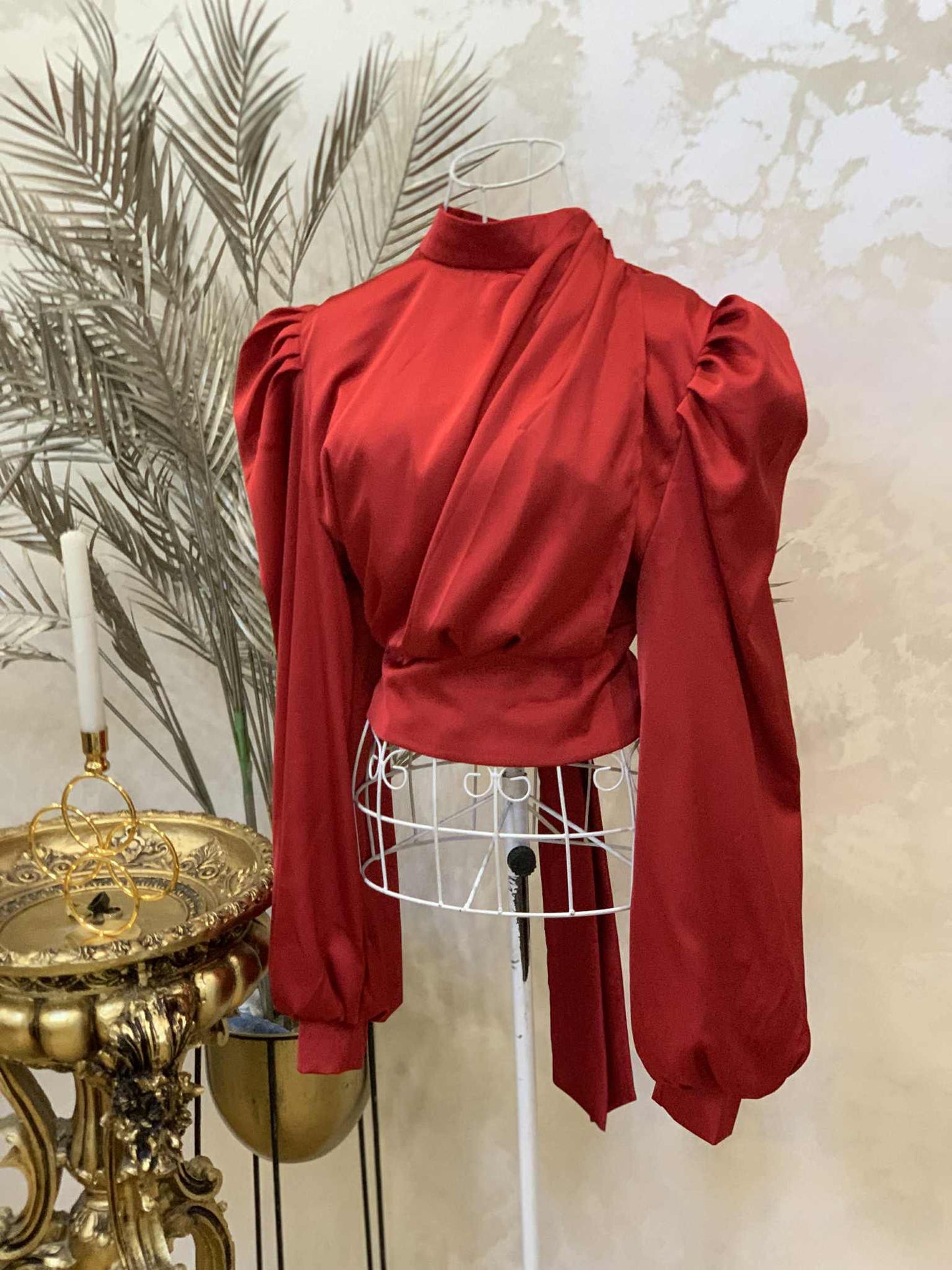 Camasa rosie din satin cu detaliu auriu