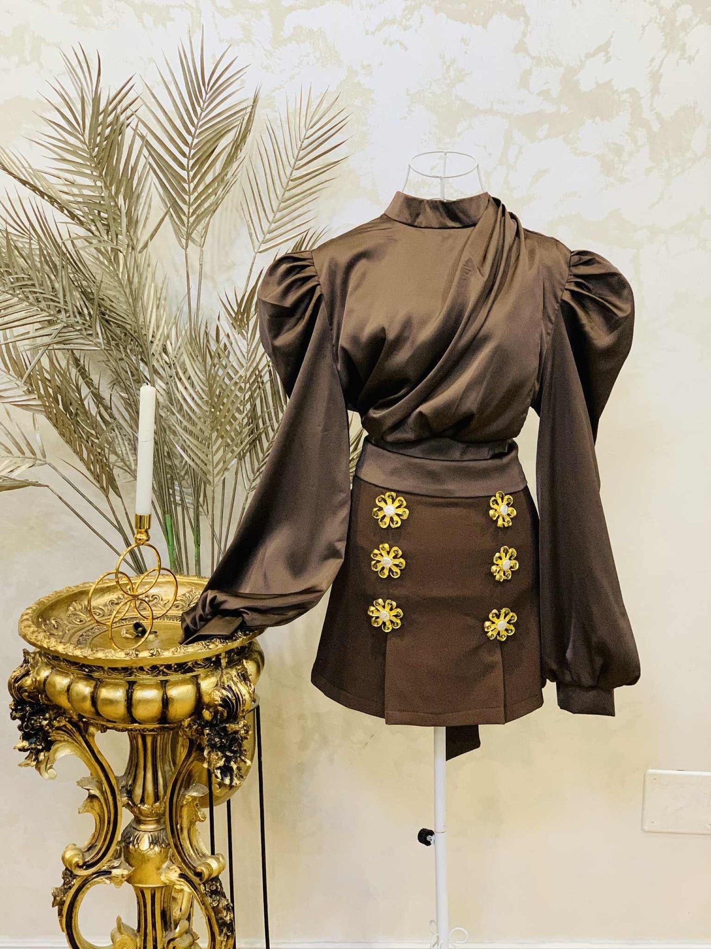 Camasa maro din satin cu detaliu auriu