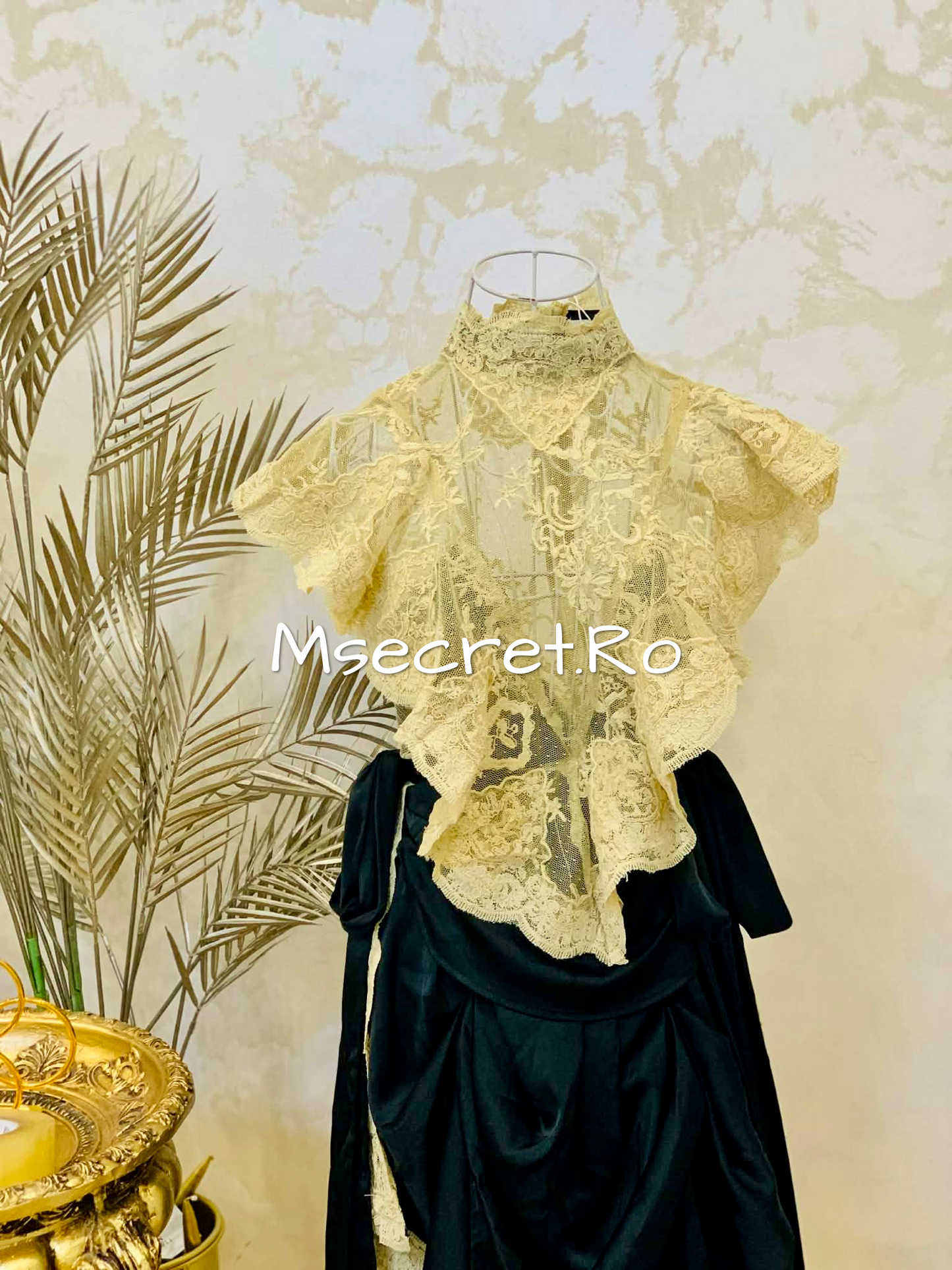 Compleu din dantela cu fusta si top