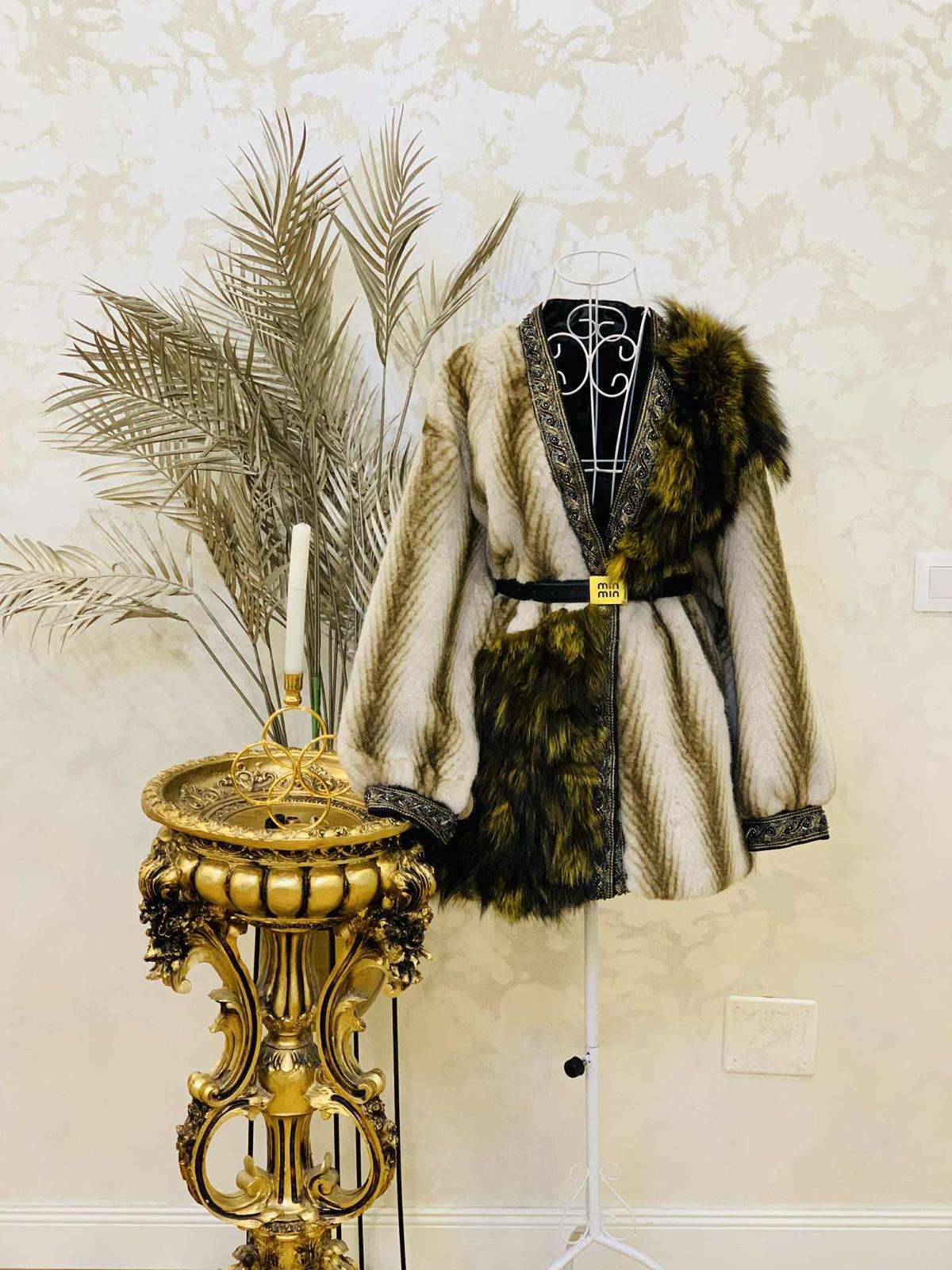 Haina de blana de vulpe cu motive traditionale