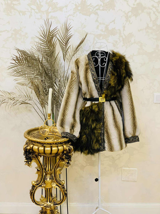 Haina de blana de vulpe cu motive traditionale