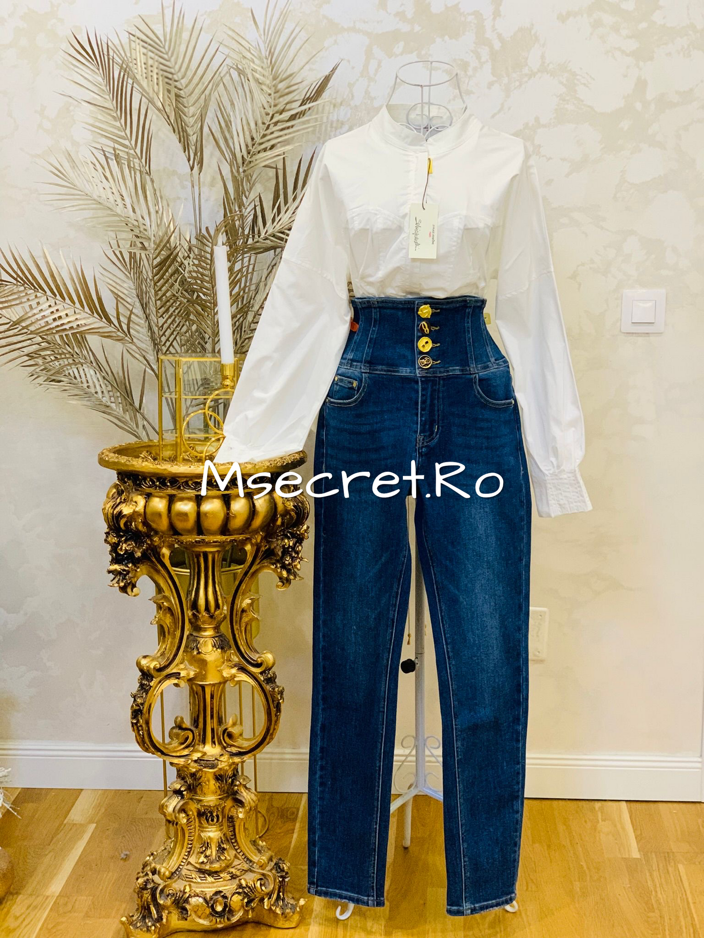 Blugi cu modele aurii si talie inalta