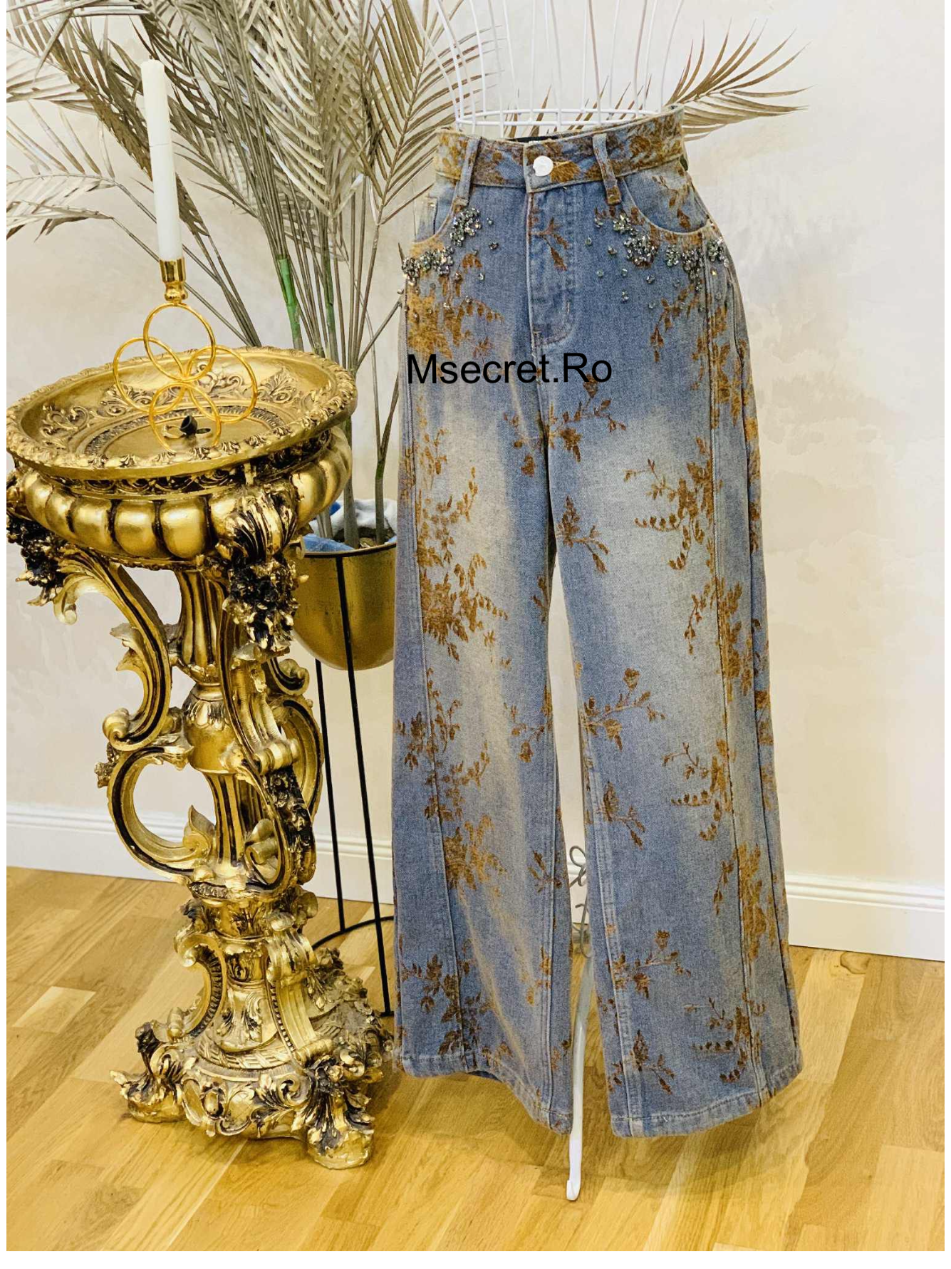 Blugi cu pietre si model