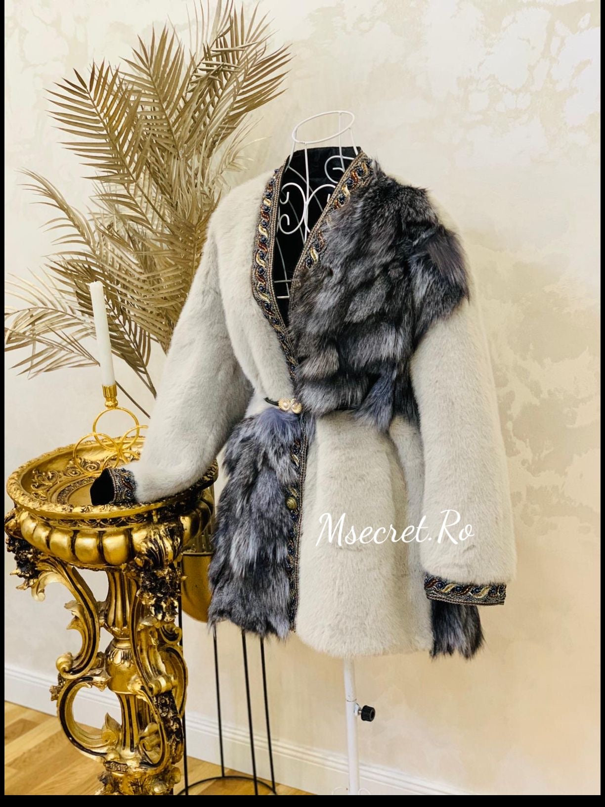 Haina de blana de vulpe cu motive traditionale