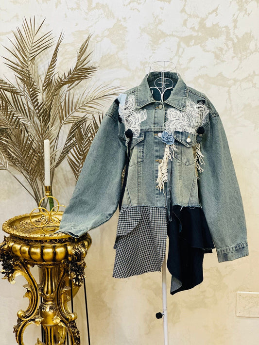 Geaca din denim cu aplicații brodate și mix de texturi