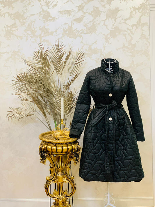 Geaca neagra matlasata cu cordon in talie