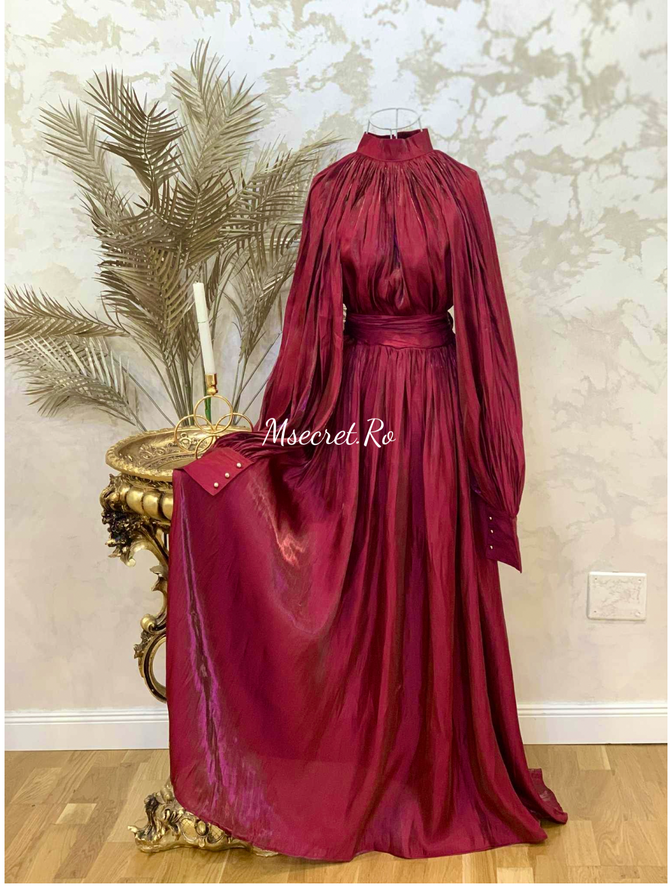 Rochie burgundy lunga satinat cu guler înalt și mâneci ample
