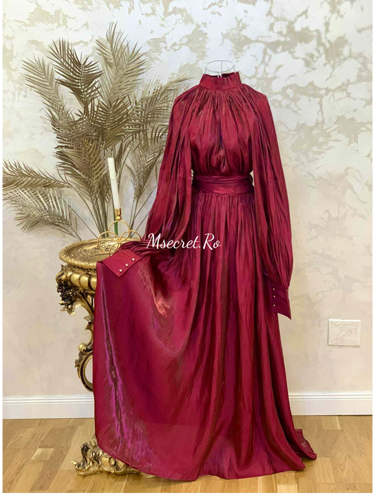 Rochie burgundy lunga satinat cu guler înalt și mâneci ample