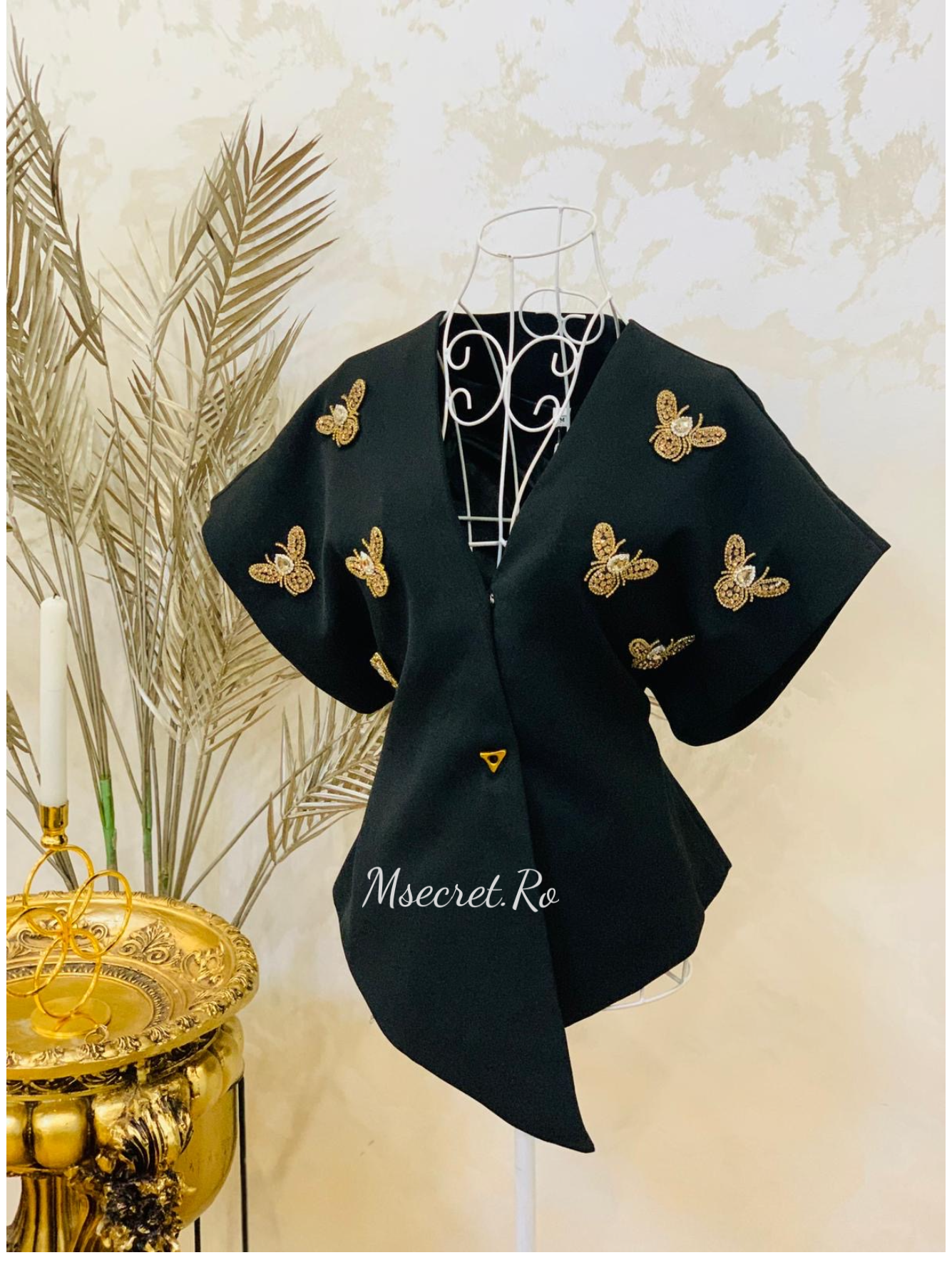 Vesta neagra cu fluturasi