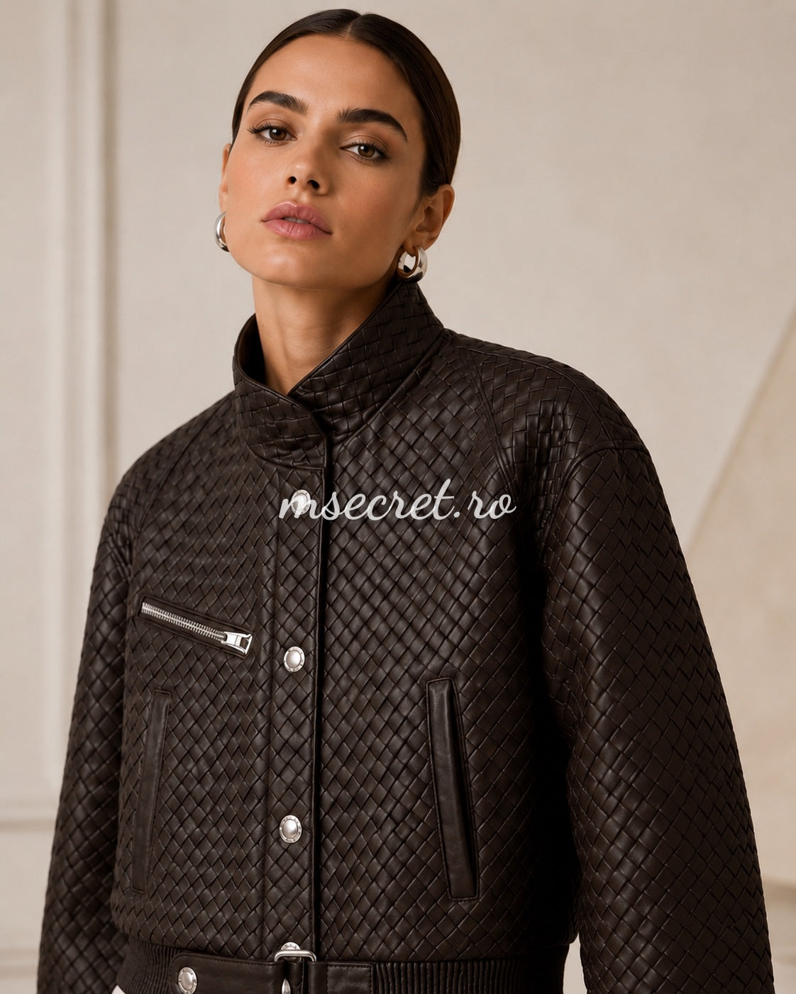 Geaca scurta din piele naturala maro cu textura impletita