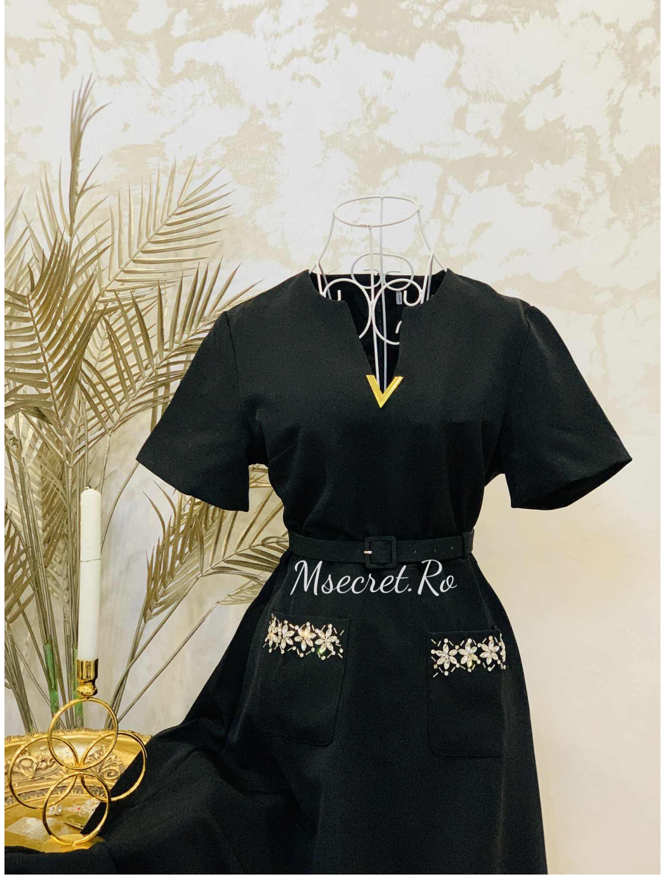 Rochie crem mici cu aplicatii si curea, maneca scurta