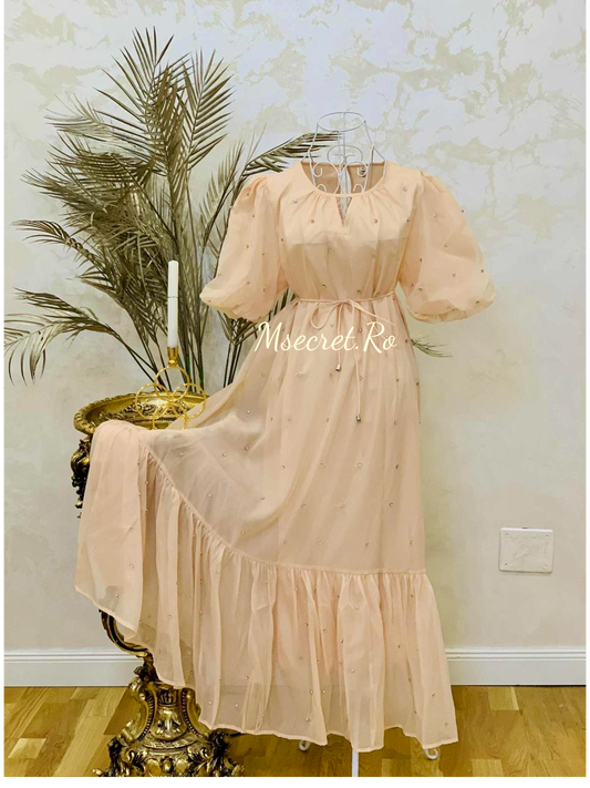 Rochie lunga bej vaporoasă cu aplicații delicate de pietre