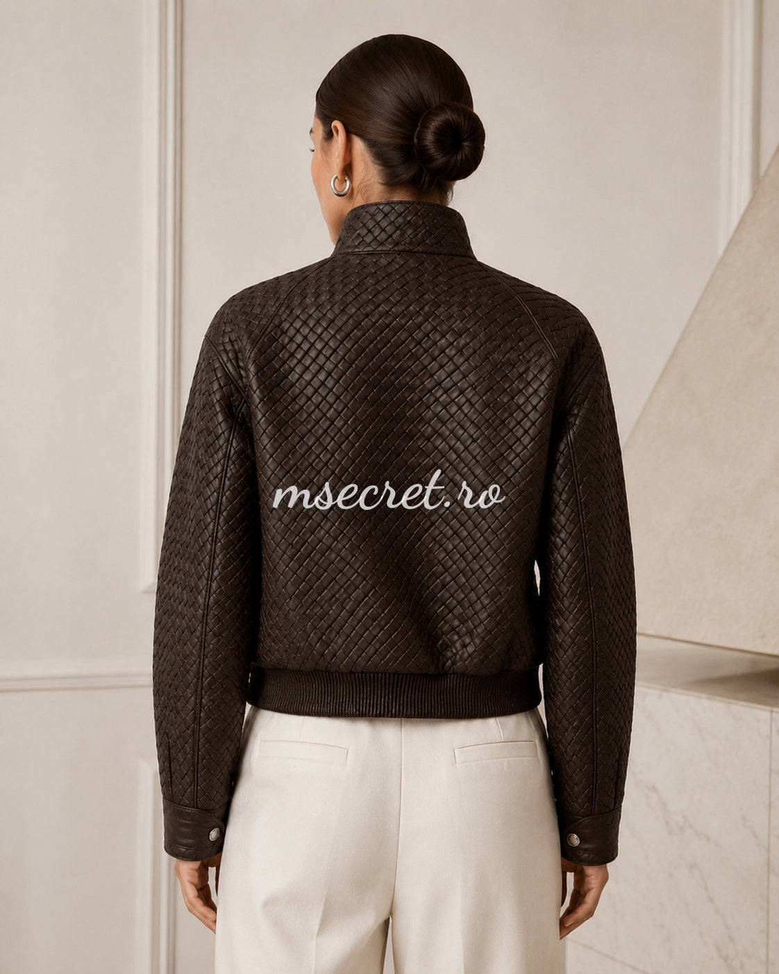 Geaca scurta din piele naturala maro cu textura impletita