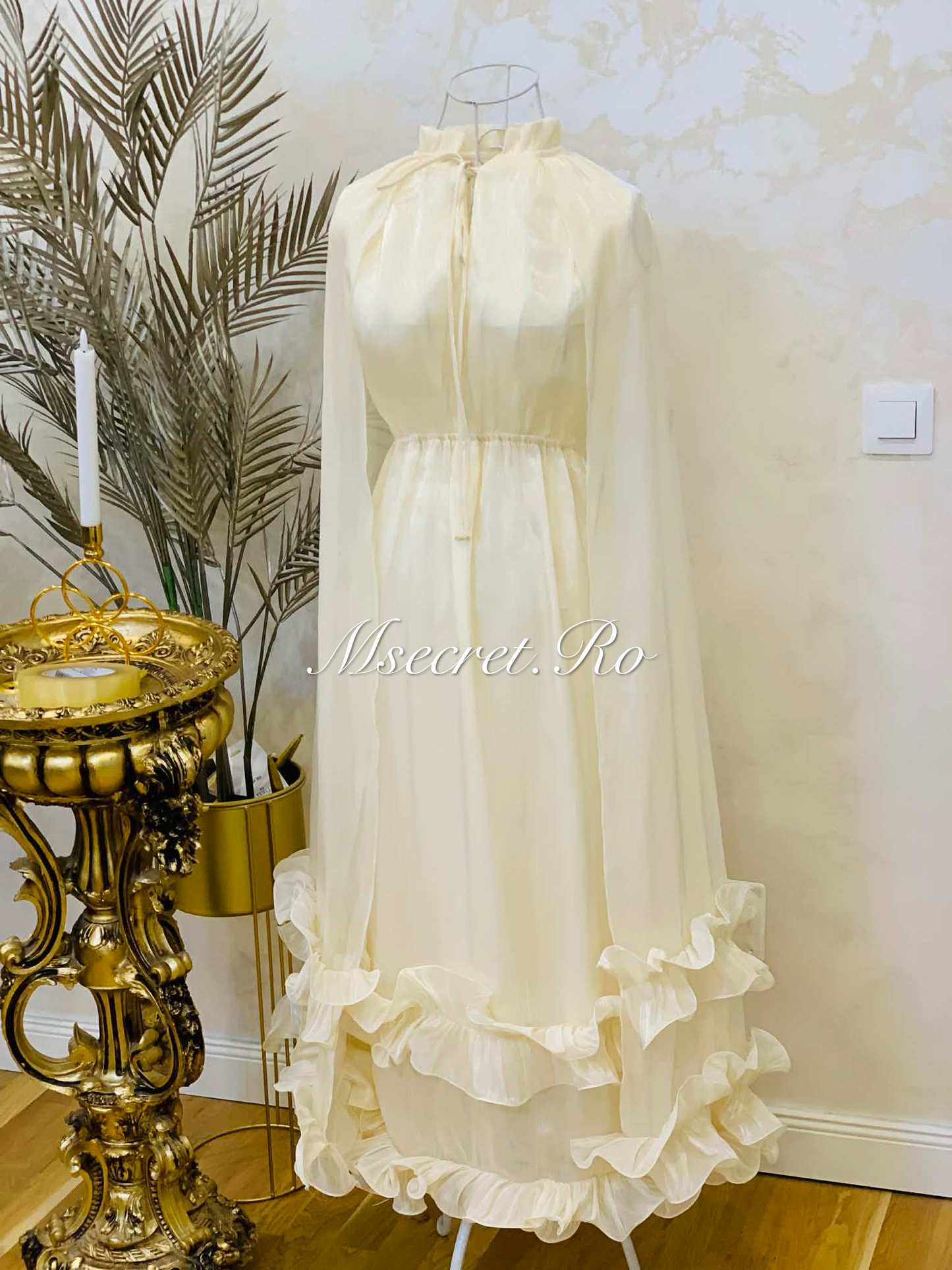 Rochie crem cu volane si maneci lungi