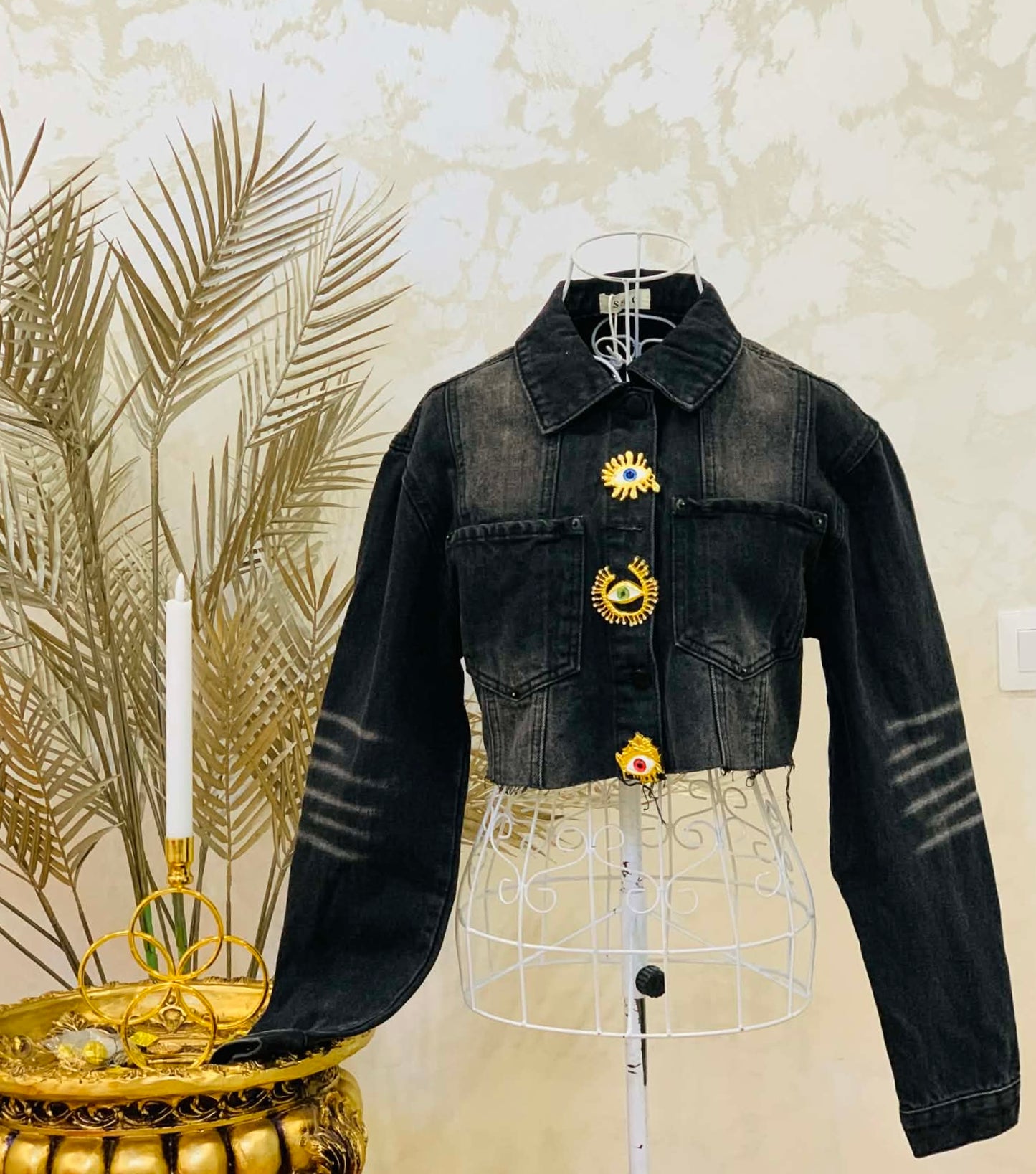 Geaca neagra scurta denim cu aplicatii aurii