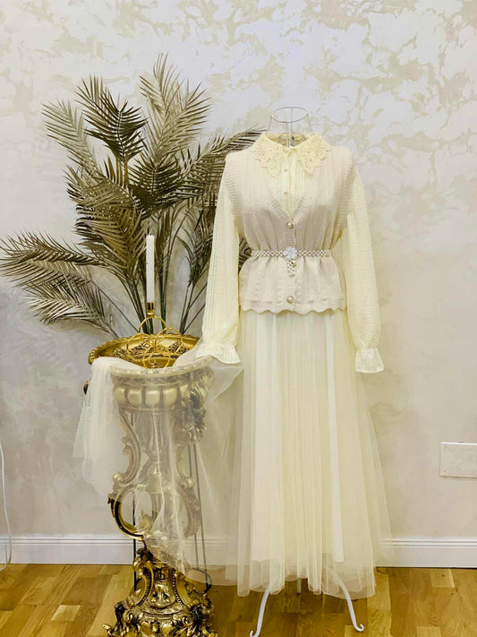 Rochie ivory cu vesta tricotată și curea cu perle